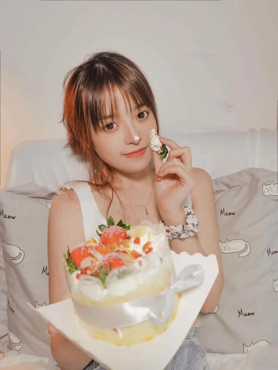 草莓味的奈奈兔cos图片：甜美背景下的可爱少女